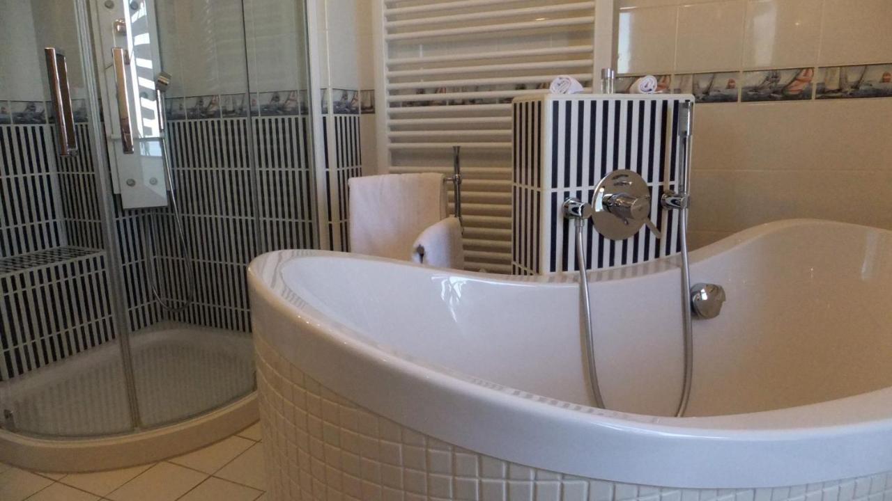 Hotel & Restaurant Utkiek グライフスヴァルト エクステリア 写真